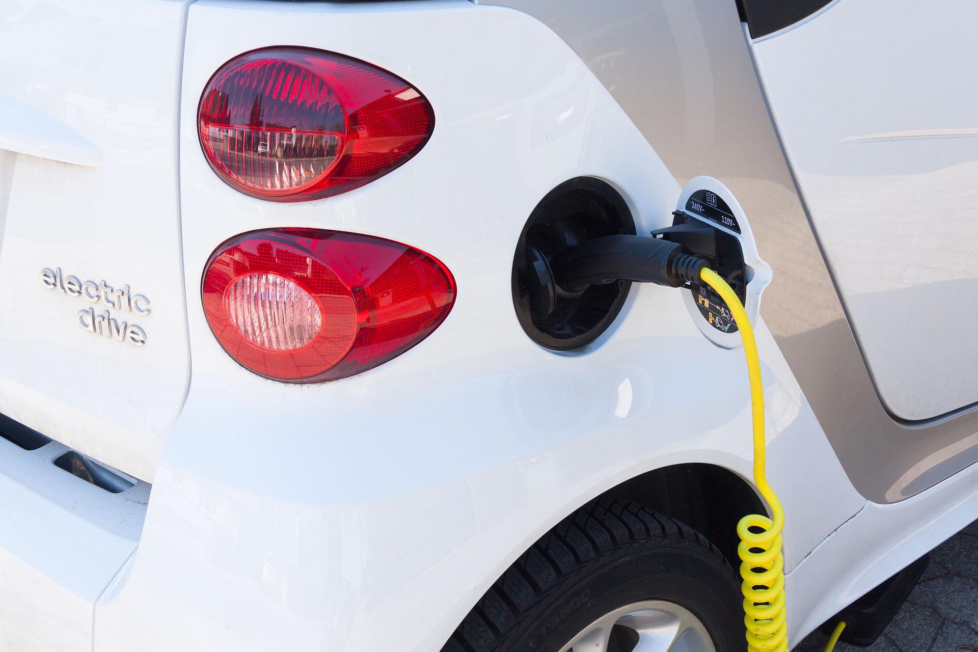 Coche eléctrico en el taller mecánico