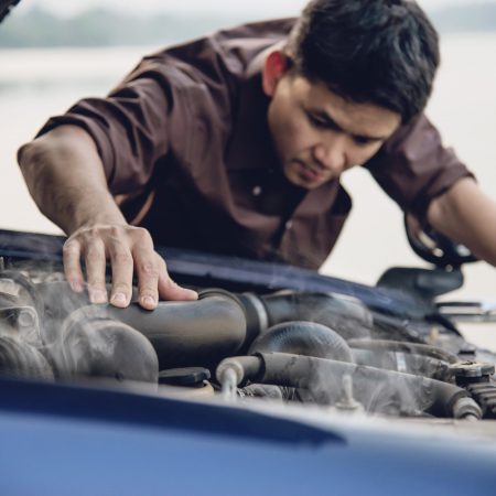 hombre-intenta-solucionar-problema-motor-automovil-carretera-local