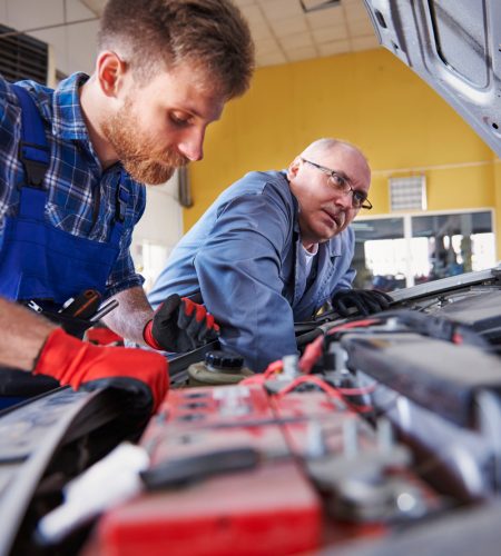 mecanicos-reparando-coche-taller