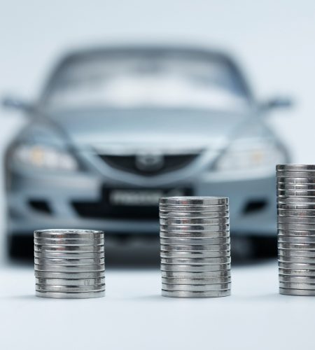 monedas-pilas-frente-coche