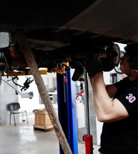 tema-reparacion-mantenimiento-automoviles-mecanico-uniforme-trabajando-servicio-automatico